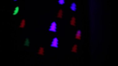 Bokeh farklı renklerde yanıp sönen Noel ağaçları şeklinde