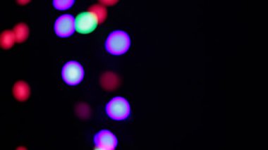 Bokeh farklı renklerde yanıp sönen daireler şeklinde