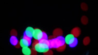 Bokeh farklı renklerde yanıp sönen daireler şeklinde