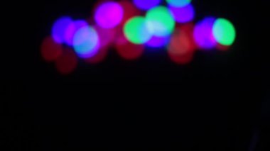 Bokeh farklı renklerde yanıp sönen daireler şeklinde