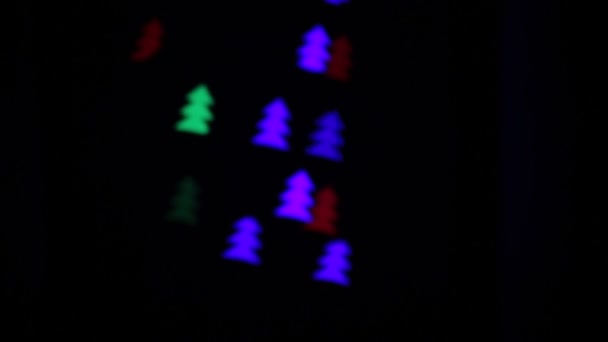 以圣诞树的形式闪烁着不同颜色的散景 — 图库视频影像