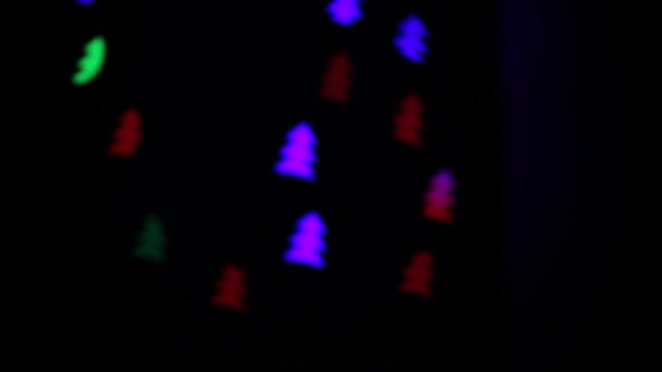 以圣诞树的形式闪烁着不同颜色的散景 — 图库视频影像