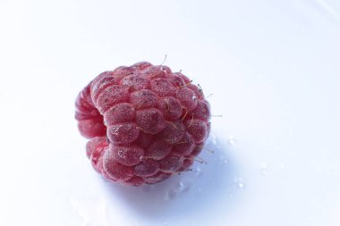 Bir sulu olgun berry ahududu makro görünümü