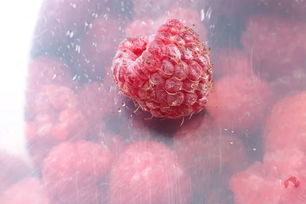 Bir Sulu Olgun Berry Ahududu Makro Görünümü — Stok fotoğraf