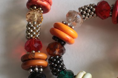 Çok renkli kristal ve taş parlak ve parıldayan bir kolye makro görünümü