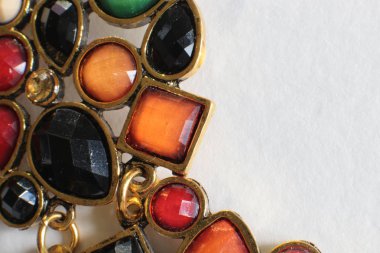 Çok renkli taşlardan oluşan bir kolyenin makro görünümü parıldayan ve parıldayan