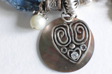 Kolye mavi kristal ve gümüş glitter ve ışıltı dekorasyon Makro görünümü