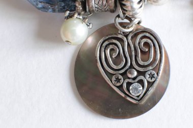 Kolye mavi kristal ve gümüş glitter ve ışıltı dekorasyon Makro görünümü