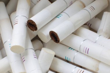 Nizhny Novgorod, Volga region / Rusya - 18 Temmuz 2019: Iqos cihazı makro fotoğraf için kullanılan Heets çubukları füme