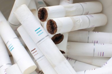 Nizhny Novgorod, Volga region / Rusya - 18 Temmuz 2019: Iqos cihazı makro fotoğraf için kullanılan Heets çubukları füme