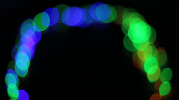 異なる明るく輝きと電球のフラッシュを異なる多色円の形でボケライトの背景 — ストック動画