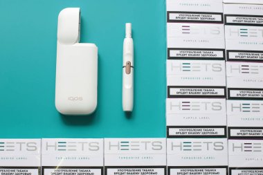 Nizhny Novgorod, Volga Region / Rusya - 18 Temmuz 2019: Yenilikçi Iqos tütün ısıtma sistemi, Parlak arka planda Heets sopa paketleri