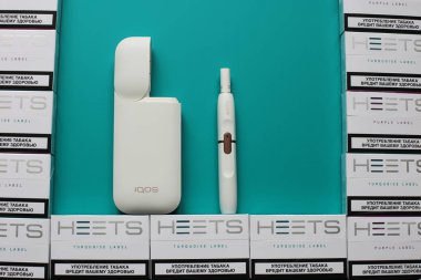 Nizhny Novgorod, Volga Region / Rusya - 18 Temmuz 2019: Yenilikçi Iqos tütün ısıtma sistemi, Parlak arka planda Heets sopa paketleri