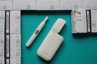 Nizhny Novgorod, Volga Region / Rusya - 18 Temmuz 2019: Yenilikçi Iqos tütün ısıtma sistemi, Parlak arka planda Heets sopa paketleri