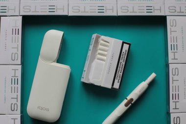 Nizhny Novgorod, Volga Region / Rusya - 18 Temmuz 2019: Yenilikçi Iqos tütün ısıtma sistemi, Parlak arka planda Heets sopa paketleri