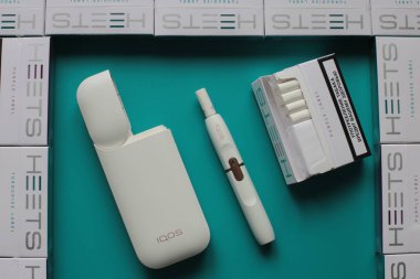 Nizhny Novgorod, Volga Region / Rusya - 18 Temmuz 2019: Yenilikçi Iqos tütün ısıtma sistemi, Parlak arka planda Heets sopa paketleri