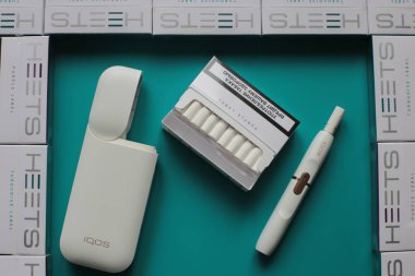 Nizhny Novgorod, Volga Region / Rusya - 18 Temmuz 2019: Yenilikçi Iqos tütün ısıtma sistemi, Parlak arka planda Heets sopa paketleri