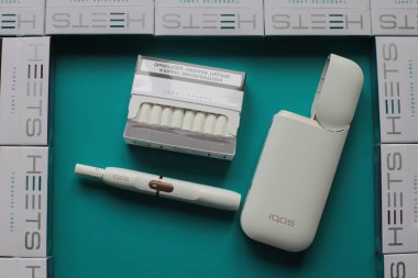 Nizhny Novgorod, Volga Region / Rusya - 18 Temmuz 2019: Yenilikçi Iqos tütün ısıtma sistemi, Parlak arka planda Heets sopa paketleri