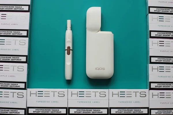 Nizhny Novgorod, Volga Region / Rusya - 18 Temmuz 2019: Yenilikçi Iqos tütün ısıtma sistemi, Parlak arka planda Heets sopa paketleri