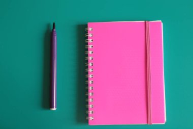 Sulu pembe not defteri ve parlak bir arka plan üzerinde notlar için alan