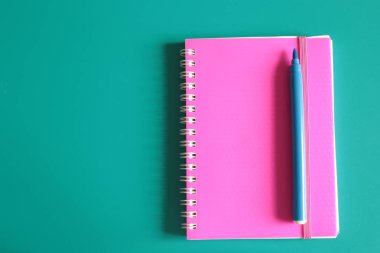 Sulu pembe not defteri ve parlak bir arka plan üzerinde notlar için alan