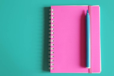 Sulu pembe not defteri ve parlak bir arka plan üzerinde notlar için alan