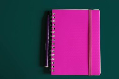 Sulu pembe not defteri ve parlak bir arka plan üzerinde notlar için alan