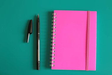 Sulu pembe not defteri ve parlak bir arka plan üzerinde notlar için alan