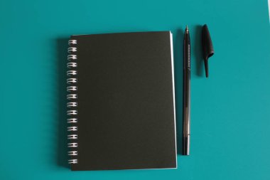 Siyah ofis not defteri ve parlak arka plan üzerinde notlar için alan