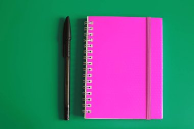 Sulu pembe not defteri ve parlak bir arka plan üzerinde notlar için alan