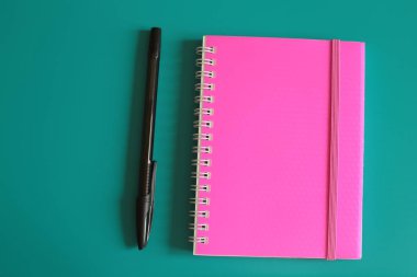 Sulu pembe not defteri ve parlak bir arka plan üzerinde notlar için alan