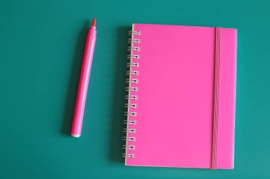 Sulu pembe not defteri ve parlak bir arka plan üzerinde notlar için alan