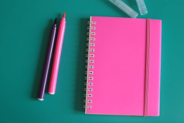 Sulu pembe not defteri ve parlak bir arka plan üzerinde notlar için alan