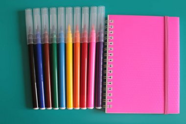 Not defteri ve parlak bir arka plan üzerinde çok renkli işaretleri bir sürü