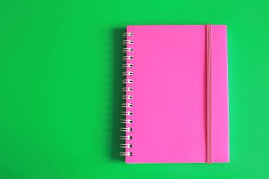 Sulu pembe not defteri ve parlak bir arka plan üzerinde notlar için alan