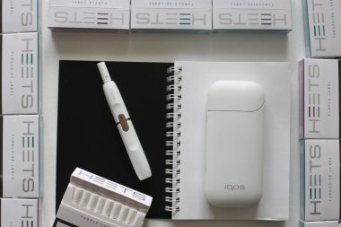 Nizhny Novgorod, Volga bölgesi/Rusya-23 Temmuz 2019: yenilikçi ıqos tütün Isıtma sistemi, heets sopa paketleri ve siyah levhalar Notebook