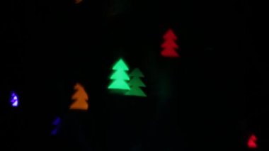 Parlak çok renkli ağaçların soyut bokeh arka plan şeklinde Noel ağaçları doymuş renkler tasarım