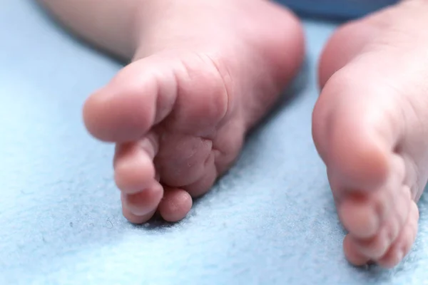 幼児は生後2ヶ月 かかとと指の赤ちゃんの足のビューのマクロ写真 — ストック写真