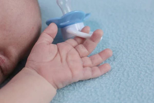 Bebé Tiene Dos Meses Edad Ropa Azul Macrofoto Cara Las —  Fotos de Stock