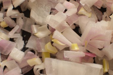 Salata için küçük doğranmış kırmızı soğan, vejetaryenler için çiğ gıda