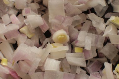 Salata için küçük doğranmış kırmızı soğan, vejetaryenler için çiğ gıda
