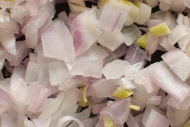 Salata için küçük doğranmış kırmızı soğan, vejetaryenler için çiğ gıda