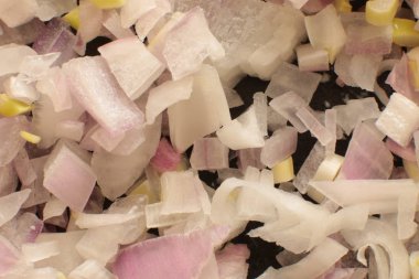 Salata için küçük doğranmış kırmızı soğan, vejetaryenler için çiğ gıda