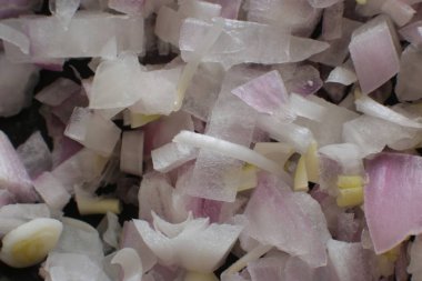 Salata için küçük doğranmış kırmızı soğan, vejetaryenler için çiğ gıda