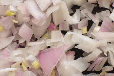 Salata için küçük doğranmış kırmızı soğan, vejetaryenler için çiğ gıda