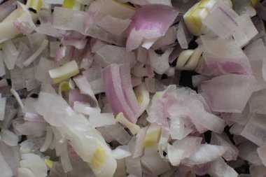Salata için küçük doğranmış kırmızı soğan, vejetaryenler için çiğ gıda