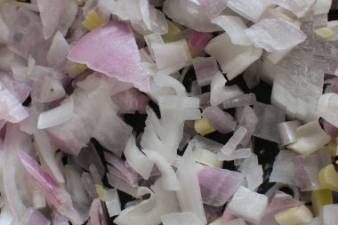 Salata için küçük doğranmış kırmızı soğan, vejetaryenler için çiğ gıda