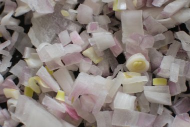 Salata için küçük doğranmış kırmızı soğan, vejetaryenler için çiğ gıda