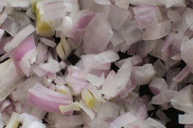 Salata için küçük doğranmış kırmızı soğan, vejetaryenler için çiğ gıda
