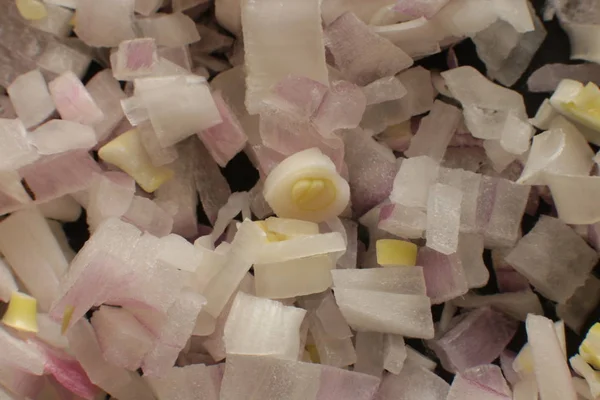 Salata için küçük doğranmış kırmızı soğan, vejetaryenler için çiğ gıda